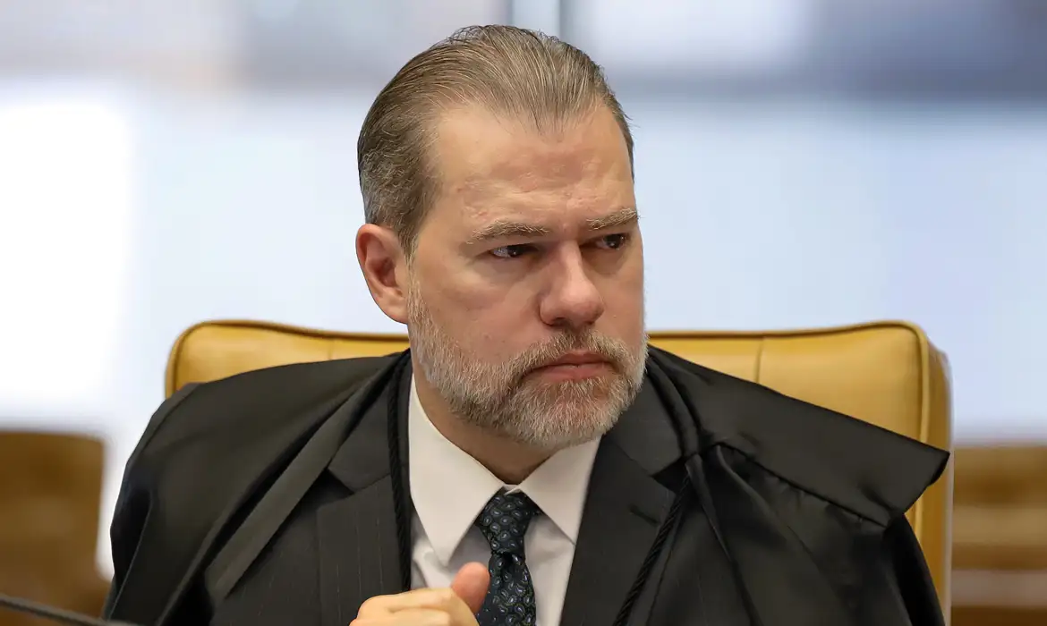 Ministro Toffoli Suspenso no Inquérito do Banco Master após Encontrar Ligação com Executivo Investigado