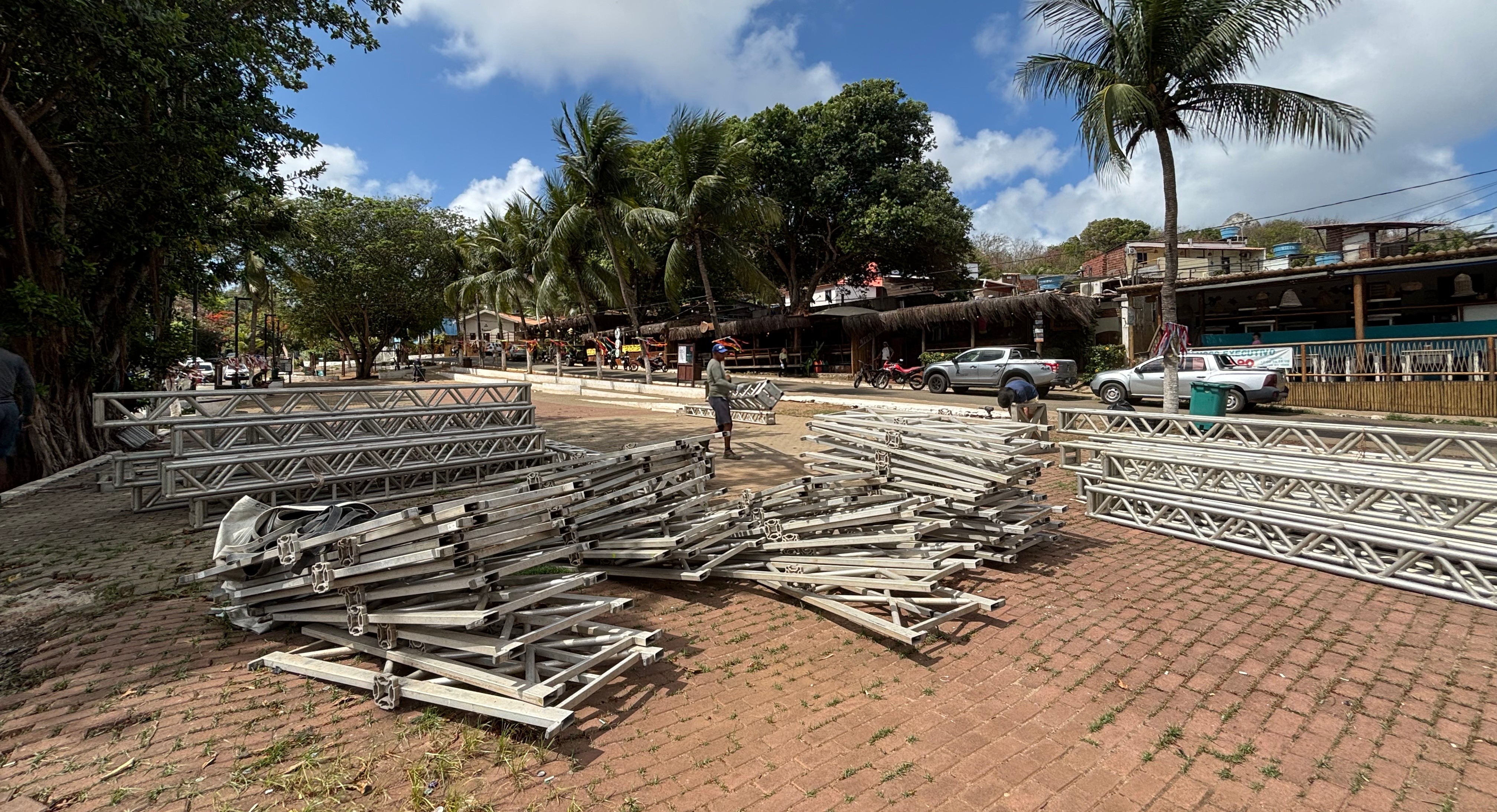 Montagem do palco começa e Administração de Fernando de Noronha divulga programação do car