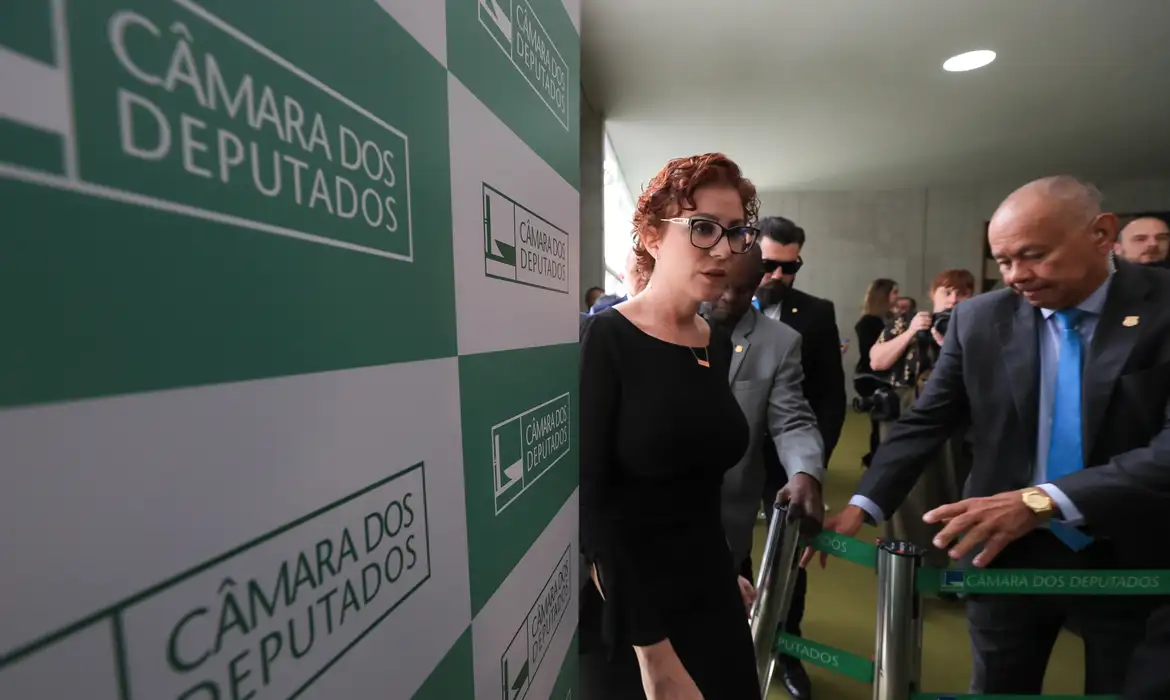 Moraes Arquiva Investigação Contra Carla Zambelli: Entenda o Caso de Obstrução e Coação