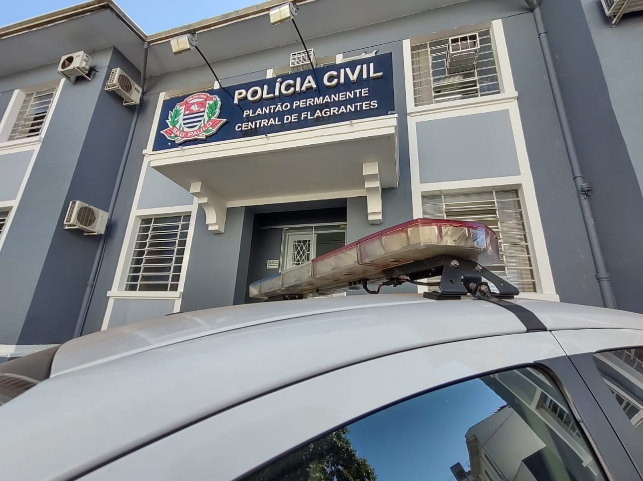Motociclista armado rouba corrente de homem e foge com comparsa escondido em valeta