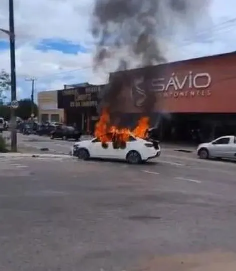 Motociclista morre em colisão em Fortaleza: veículo incendiado após tumulto