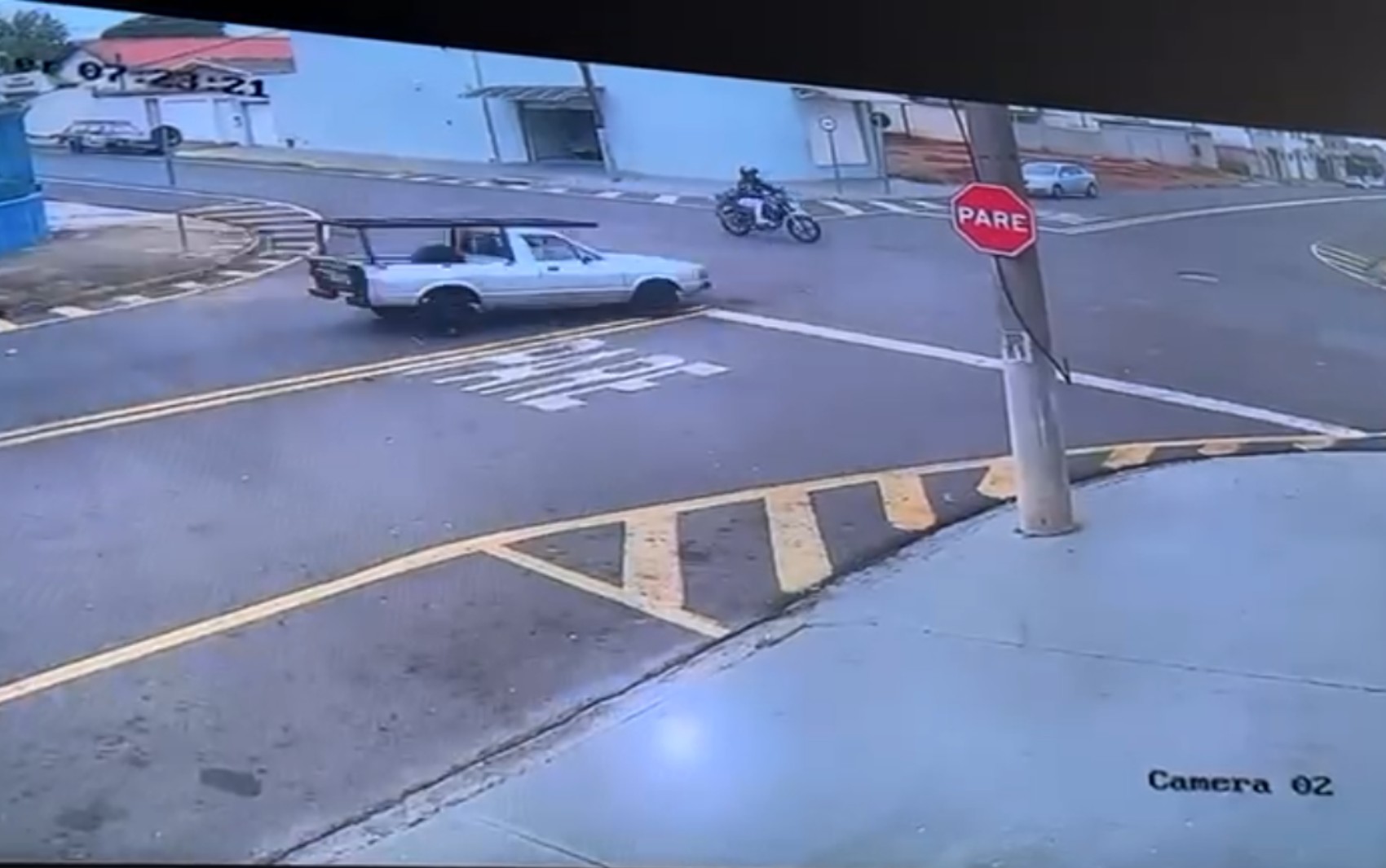 Motorista foge da polícia por dirigir sem habilitação e atropela motociclista em Franca, S