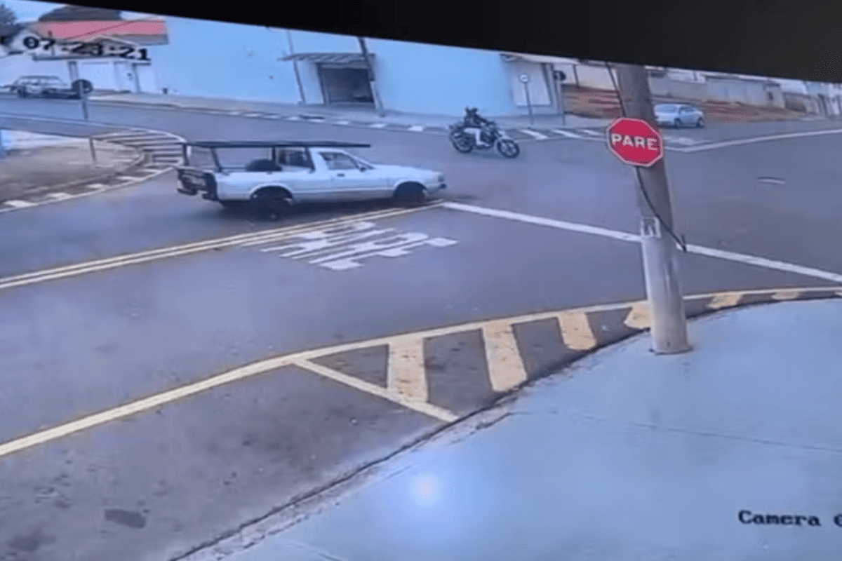Motorista sem CNH atropela motociclista ao tentar fugir da polícia