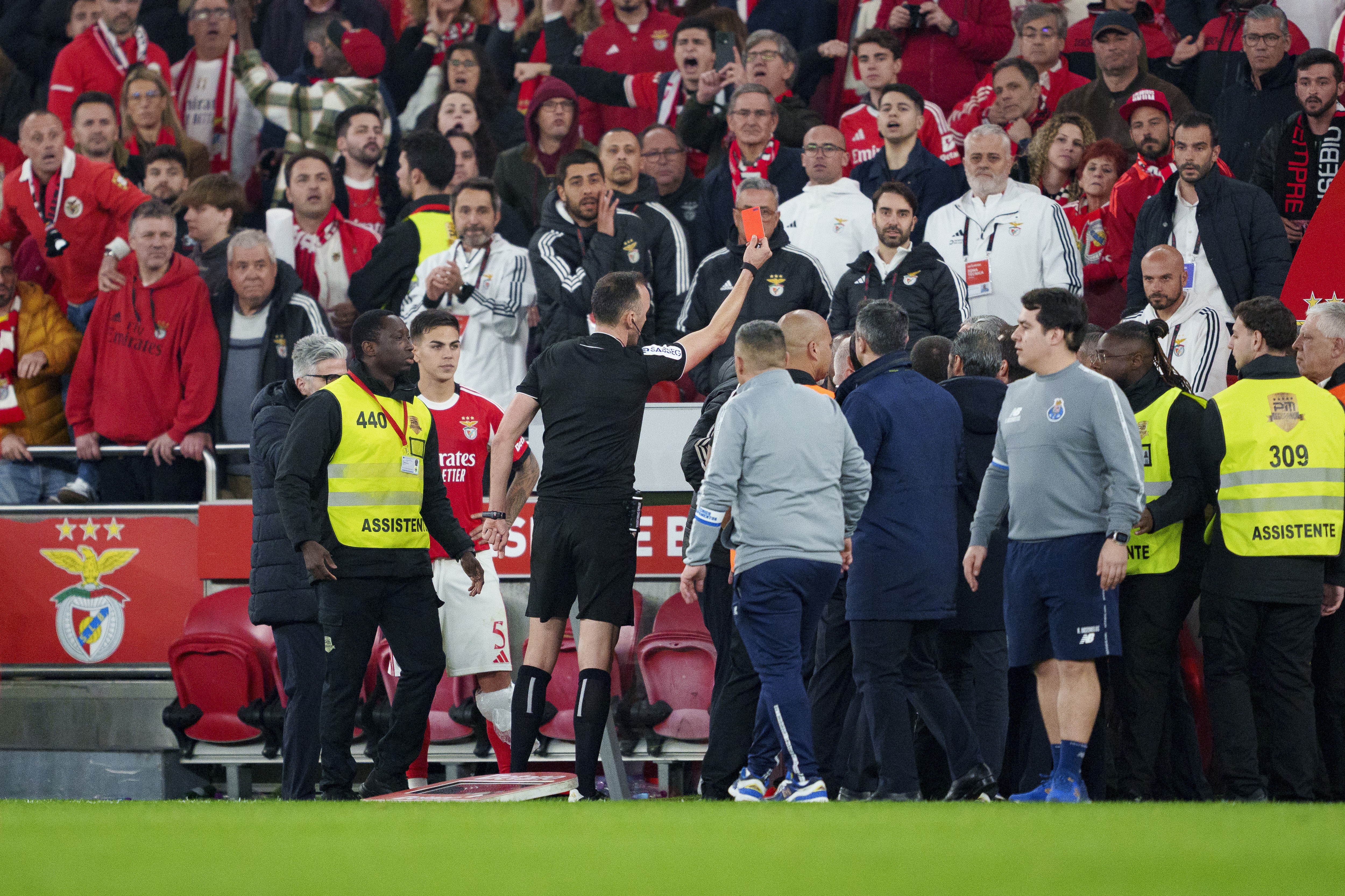 Mourinho Punição: Técnico do Benfica é Suspenso por um Jogo e 11 Dias!