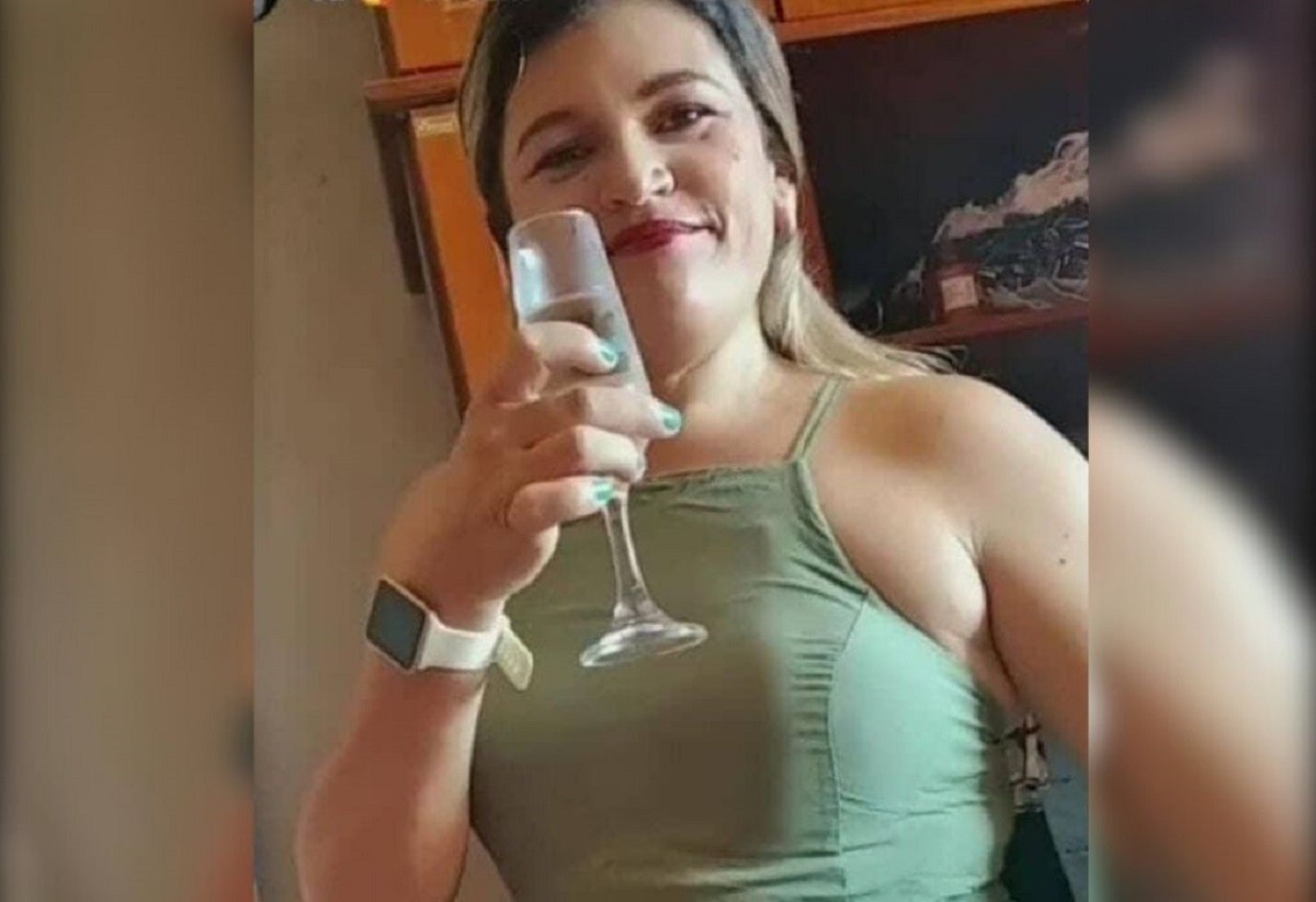 Mulher encontrada morta em terreno baldio teria marcado encontro pela internet, diz políci