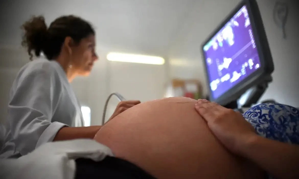 Mulheres Grávidas em Risco: O Duro Impacto das Sanções EUA em Cuba