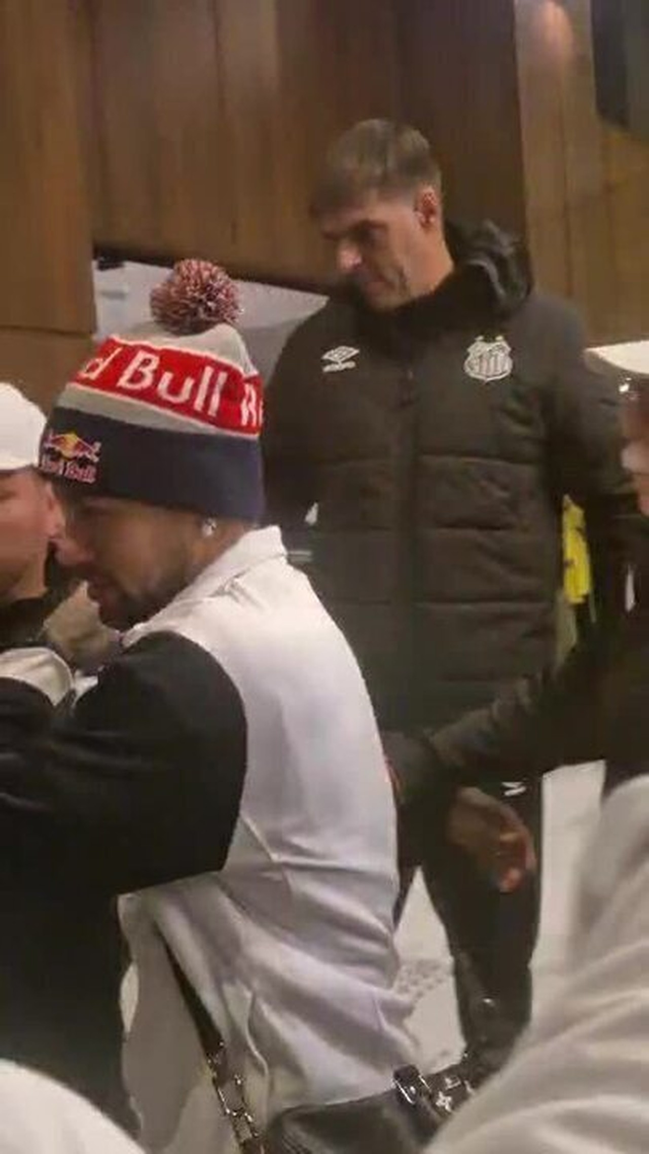 Neymar Recebido com Festas em Curitiba: O Craque do Santos é Convocado para a Copa do Mundo?