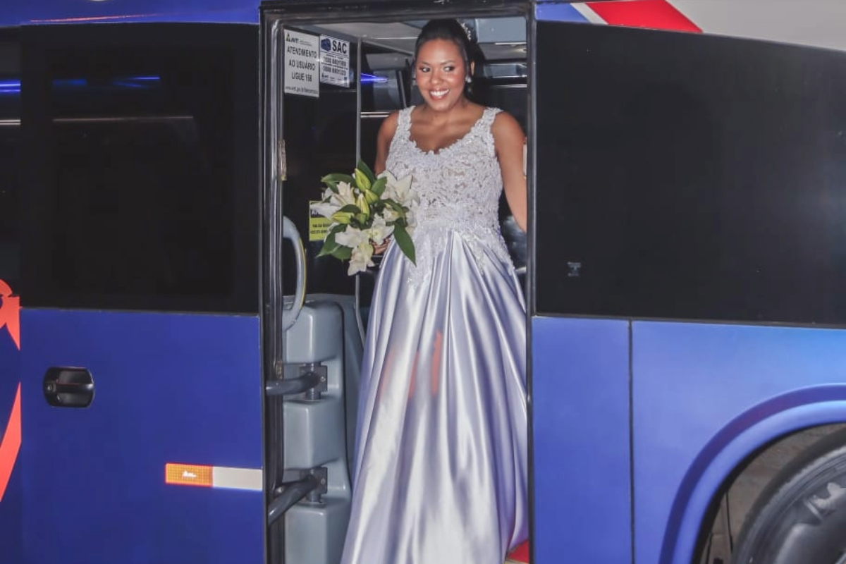 Noiva chega de ônibus em casamento para homenagear pai motorista. Veja vídeo