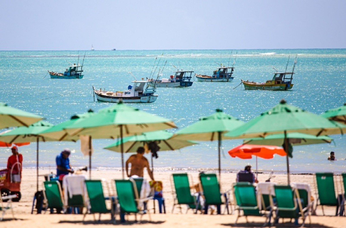 O que pode e o que não pode nas praias de Maceió: caixas de som, jogos, pets e lixo