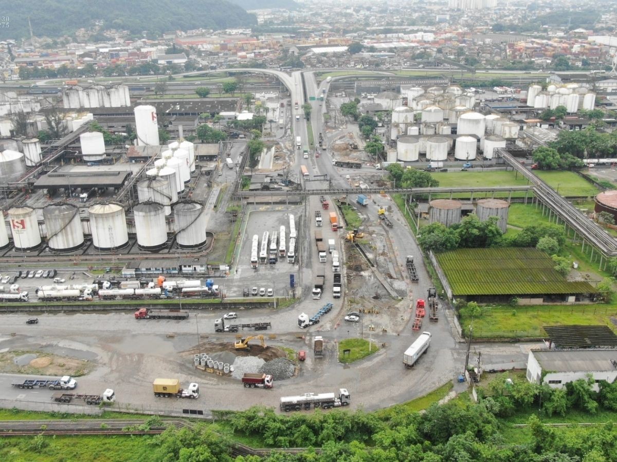 Obras em canal de drenagem alteram trânsito na Alemoa, em Santos; confira as interdições