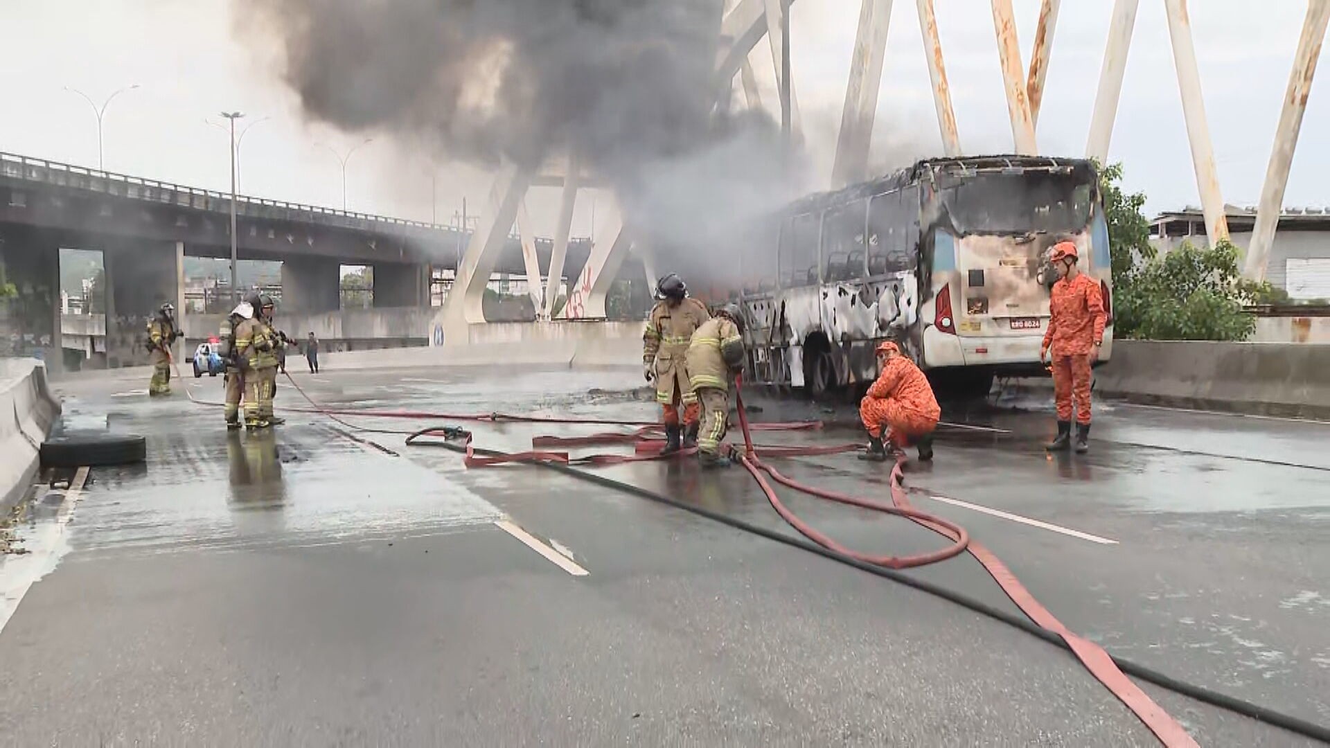 Ônibus pega fogo no Centro do Rio; Viaduto dos Marinheiros está fechado