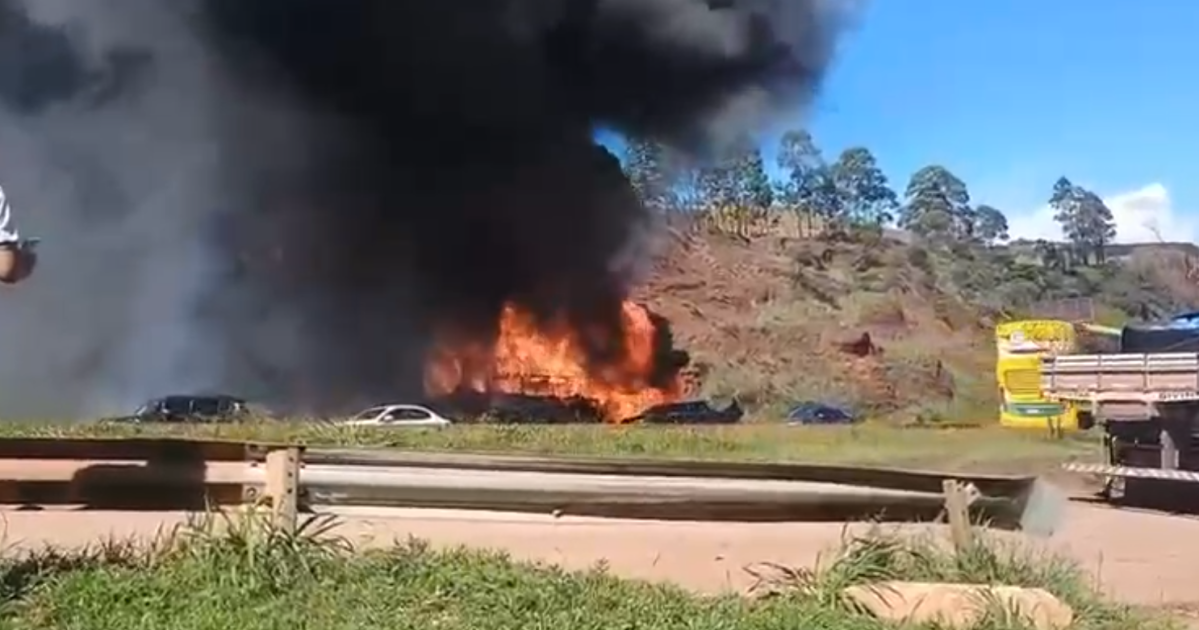 Ônibus que pegou fogo na Fernão Dias era clandestino, diz ANTT