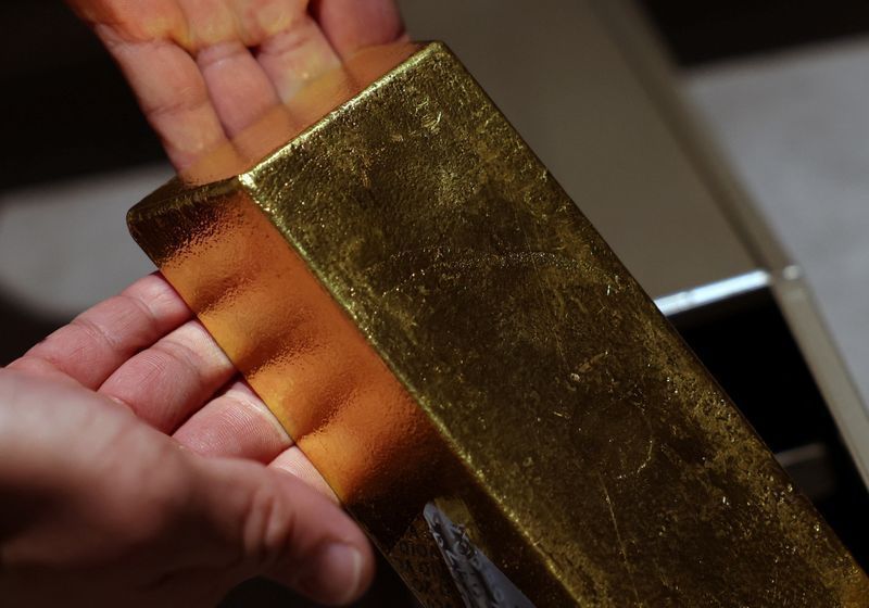 Ouro e prata fecham em queda após correção de ganhos e dados dos EUA