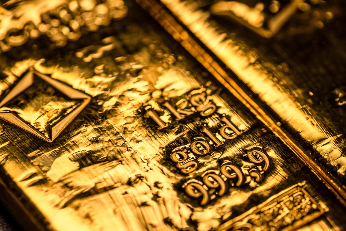 Ouro encerra sessão em forte alta e se aproxima de máxima histórica