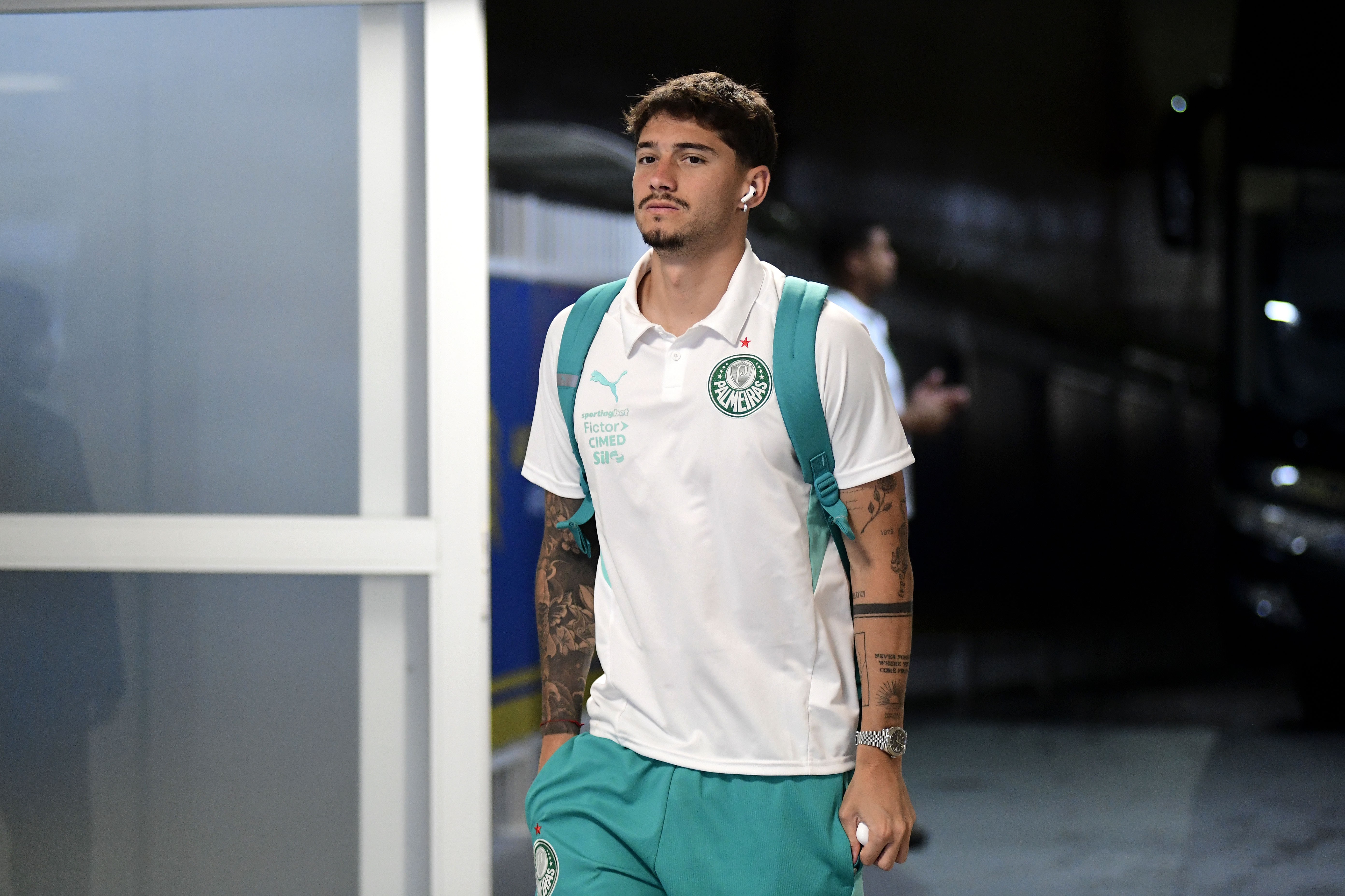Palmeiras treina sem Emi Martínez por causa de dor na panturrilha esquerda