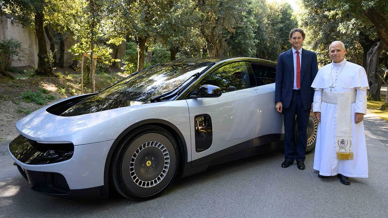 Papa Leão XIV conhece a Ferrari Luce, um luxuoso SUV elétrico de R$ 3,2 milhões