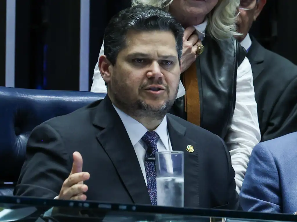PEC do Fim da Escala 6×1: Alcolumbre Exige Alterações e Encontro com Lula