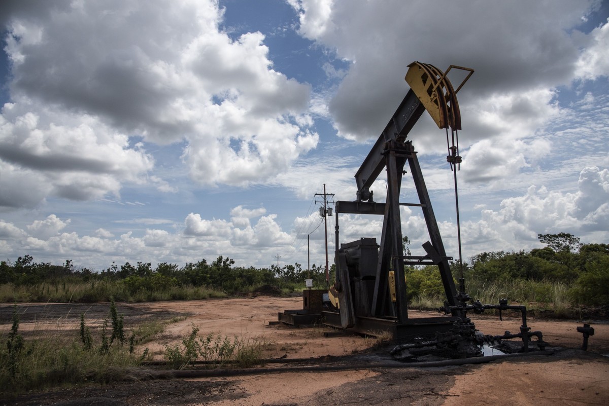 Petróleo cai após Trump dizer que Venezuela enviará milhões de barris aos EUA
