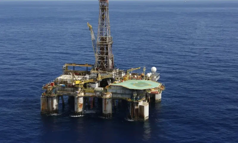 Petróleo: Preço Dispara 10% com Guerra no Golfo - O que Isso Significa para Você?