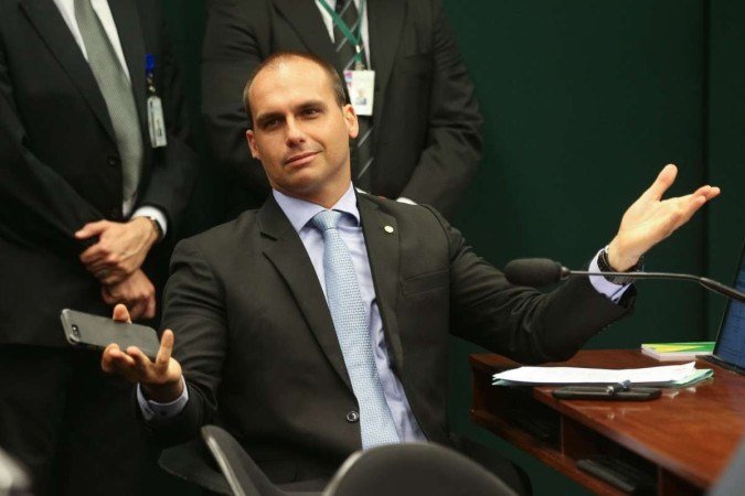 PF determina retorno de Eduardo Bolsonaro ao cargo na PF no RJ
