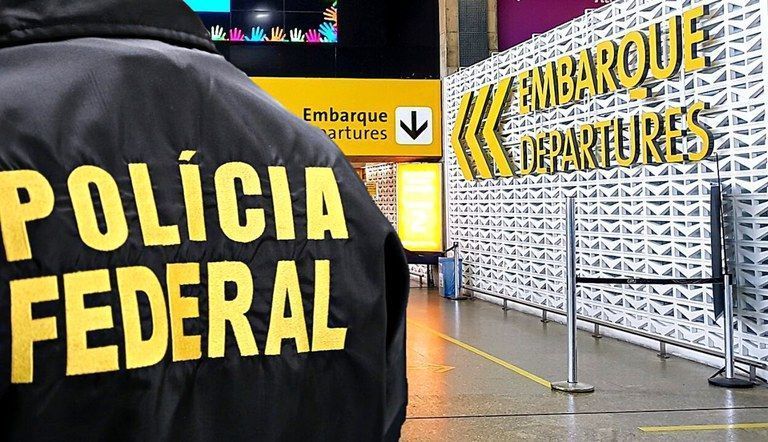 PF flagra passageira tentando embarcar para França com cocaína em SP