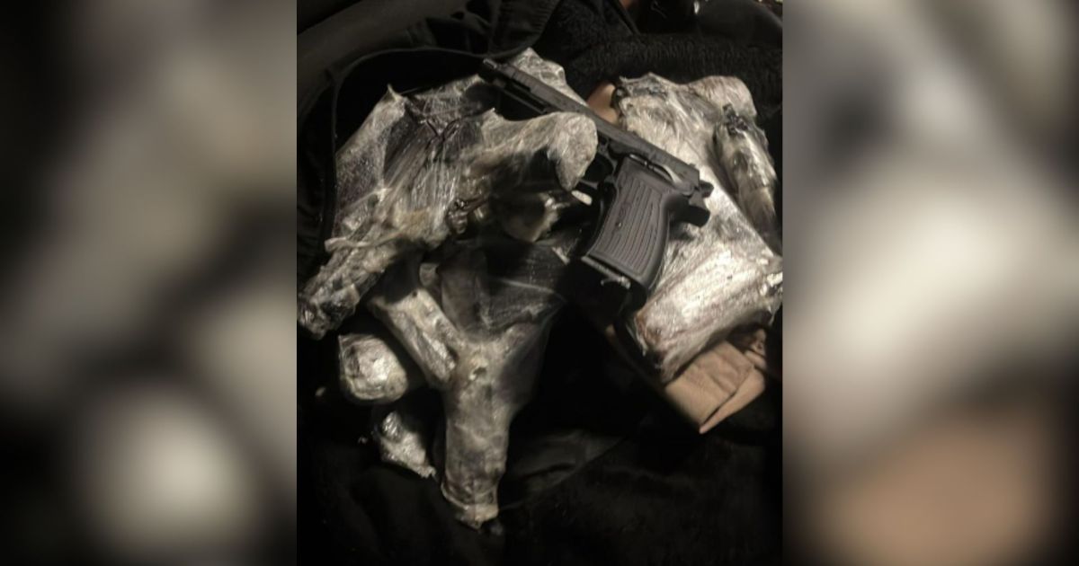 PF prende casal com arsenal de arma dentro de ônibus interestadual na Dutra