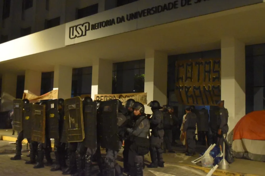 PM usa bombas de efeito moral e 'corredor polonês' para desocupar reitoria da USP após 3 dias de ocupação
