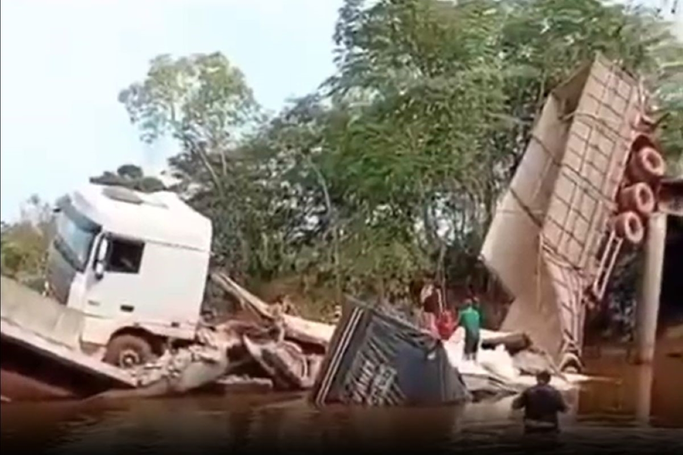 Ponte desaba e caminhão de carga cai em rio no sul do Pará. Vídeo