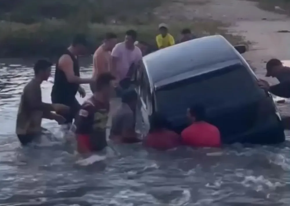 Ponte Desaba no Ceará: Motorista Fica Preso em Carro