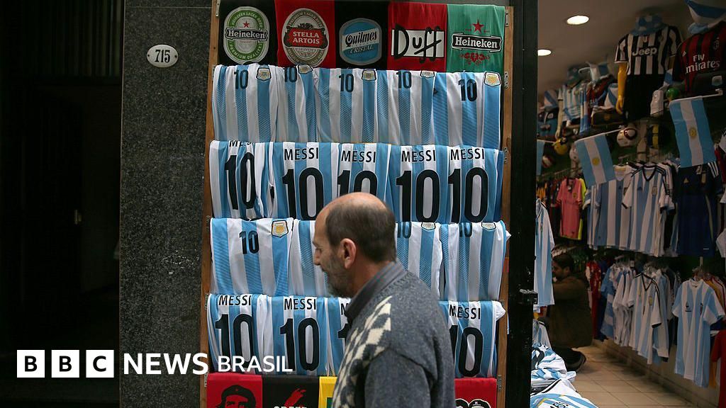 Por que as roupas estão tão caras na Argentina? O governo Milei estimula compras fora do país