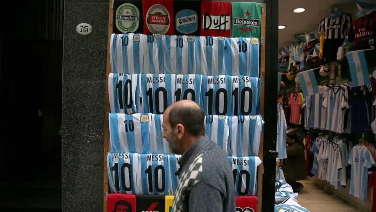 Por que roupas estão tão caras na Argentina e o que governo faz para estimular compras fora do país