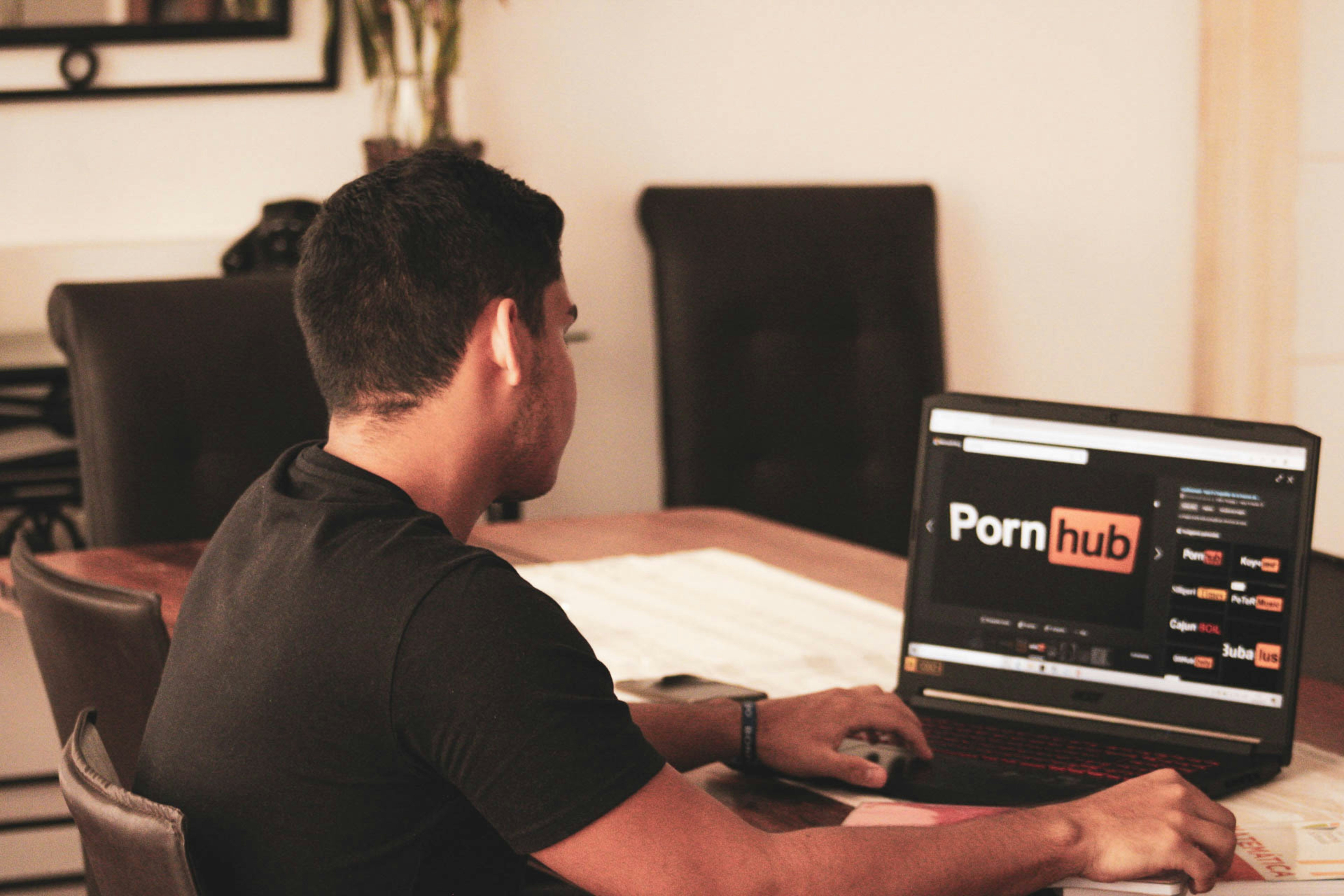 Pornhub e Redtube anunciam que não vão permitir novos usuários no Reino Unido; entenda