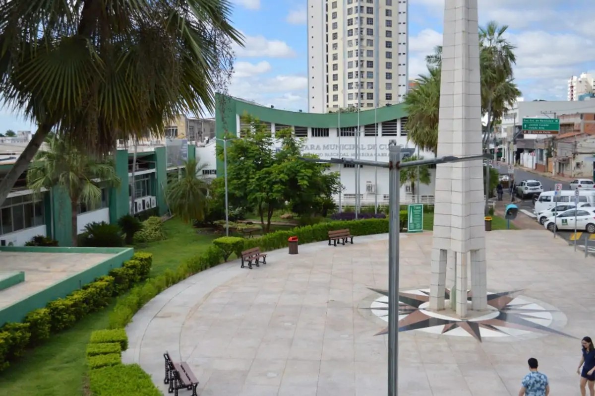 Prefeito sanciona lei que autoriza pagamento de férias a vereadores e amplia cargos na Câm