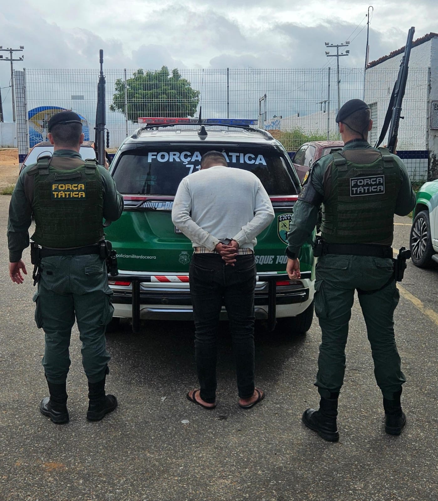 PRISÃO EM CRATEUS: Policiais da Força Tática capturam agressor armado de explosivos