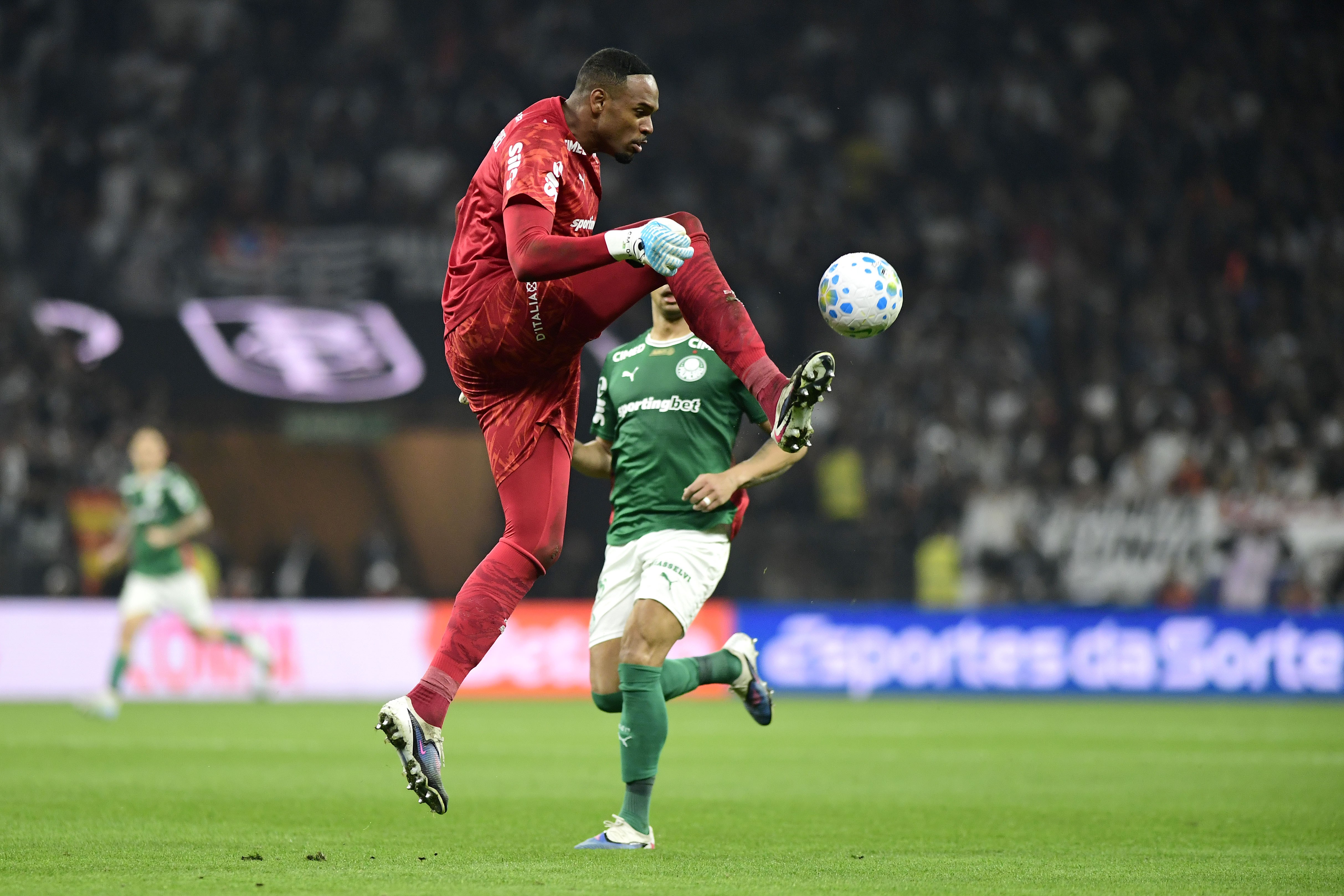 Racismo no Futebol: Palmeiras denuncia ofensas racistas contra goleiro Carlos Miguel