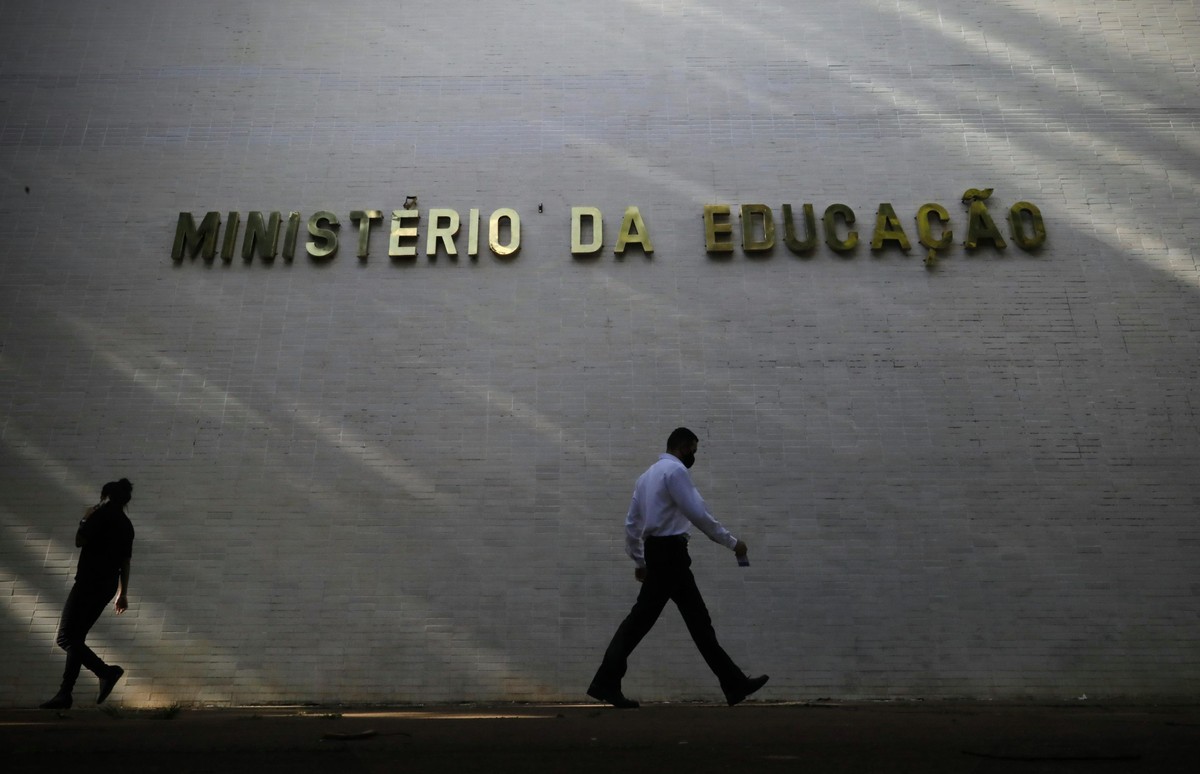 Reajuste de 0,37% no piso dos professores preocupa parlamentares em ano eleitoral 