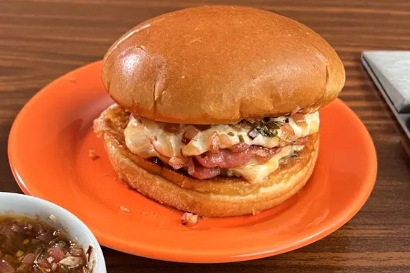 Receita de Smash Burger de Linguiça para o Próximo Jogo: Corte e Cozinhe de Forma Fácil