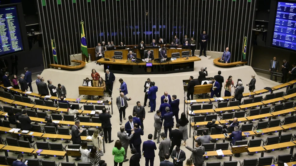 Reunião de líderes expõe tensão sobre supersalários e isola PL