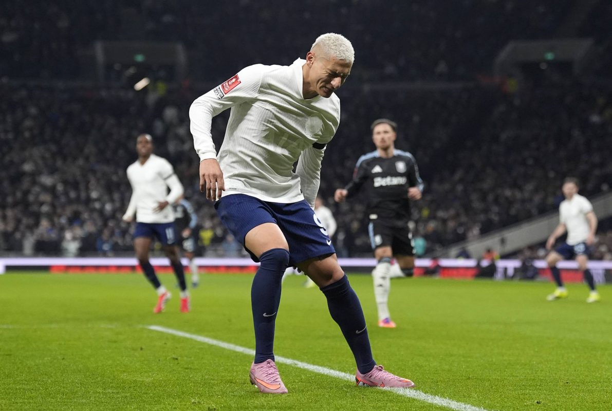 Richarlison se machuca em derrota do tottenham e preocupa a seleção