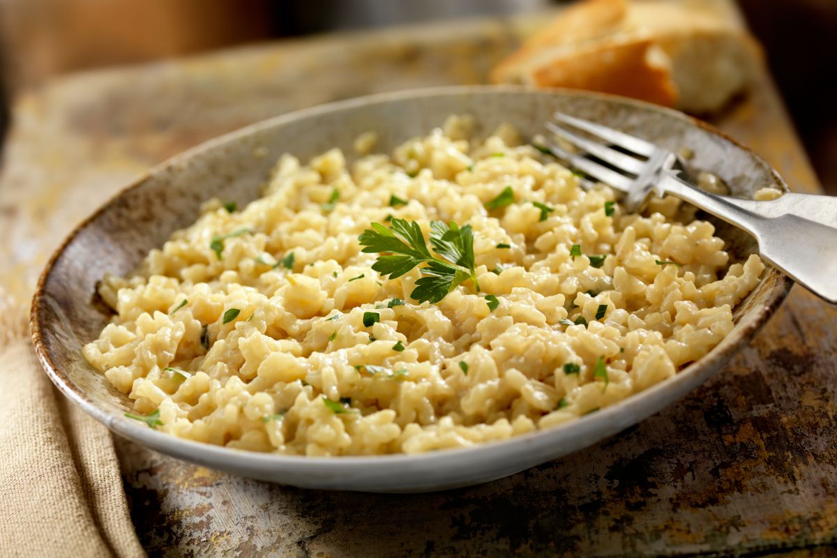 Risoto de frango cremoso transforma itens simples em prato completo