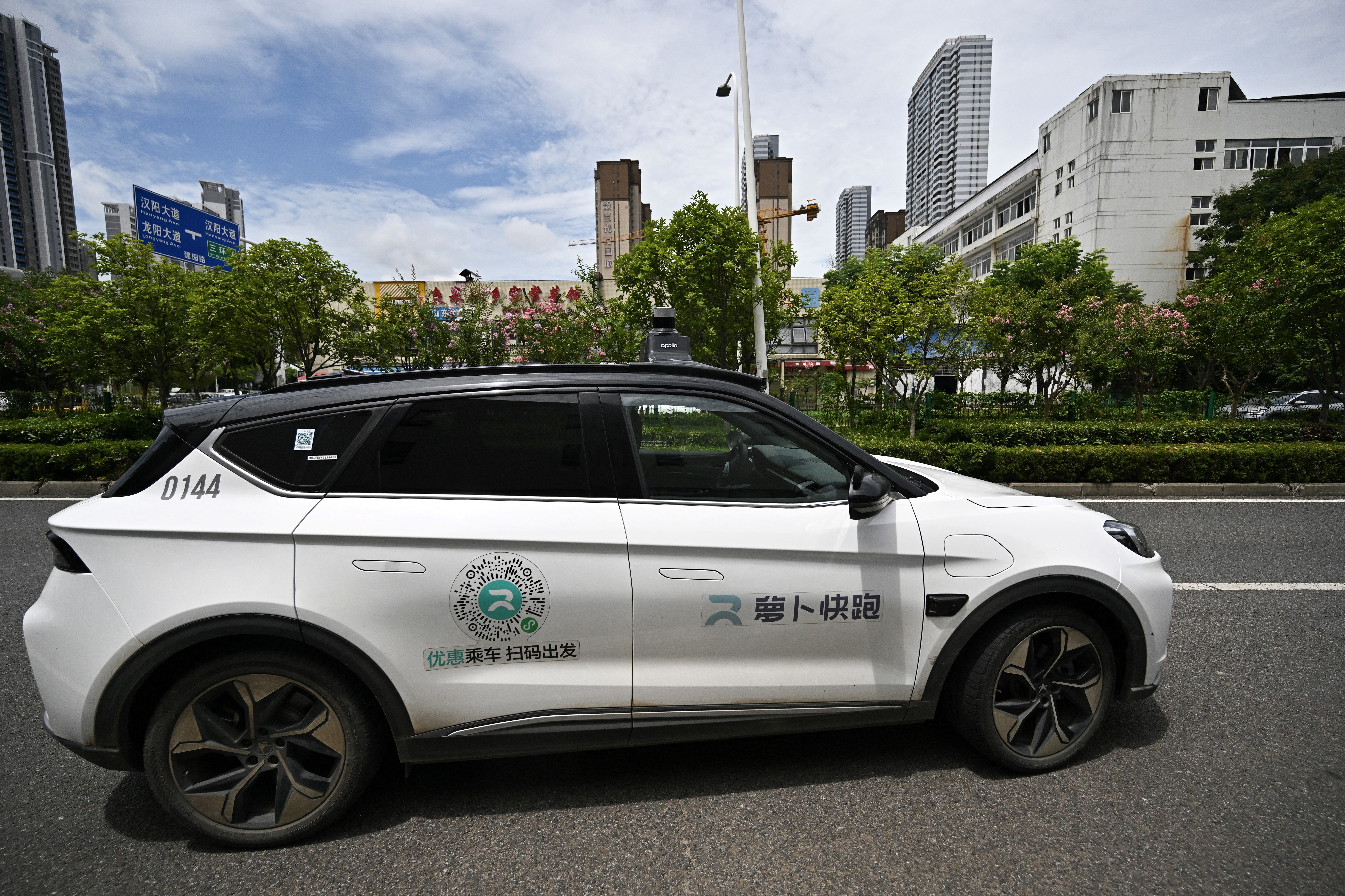 Robotáxi explode em China: Veículos parados no meio da rua e motoristas desviados