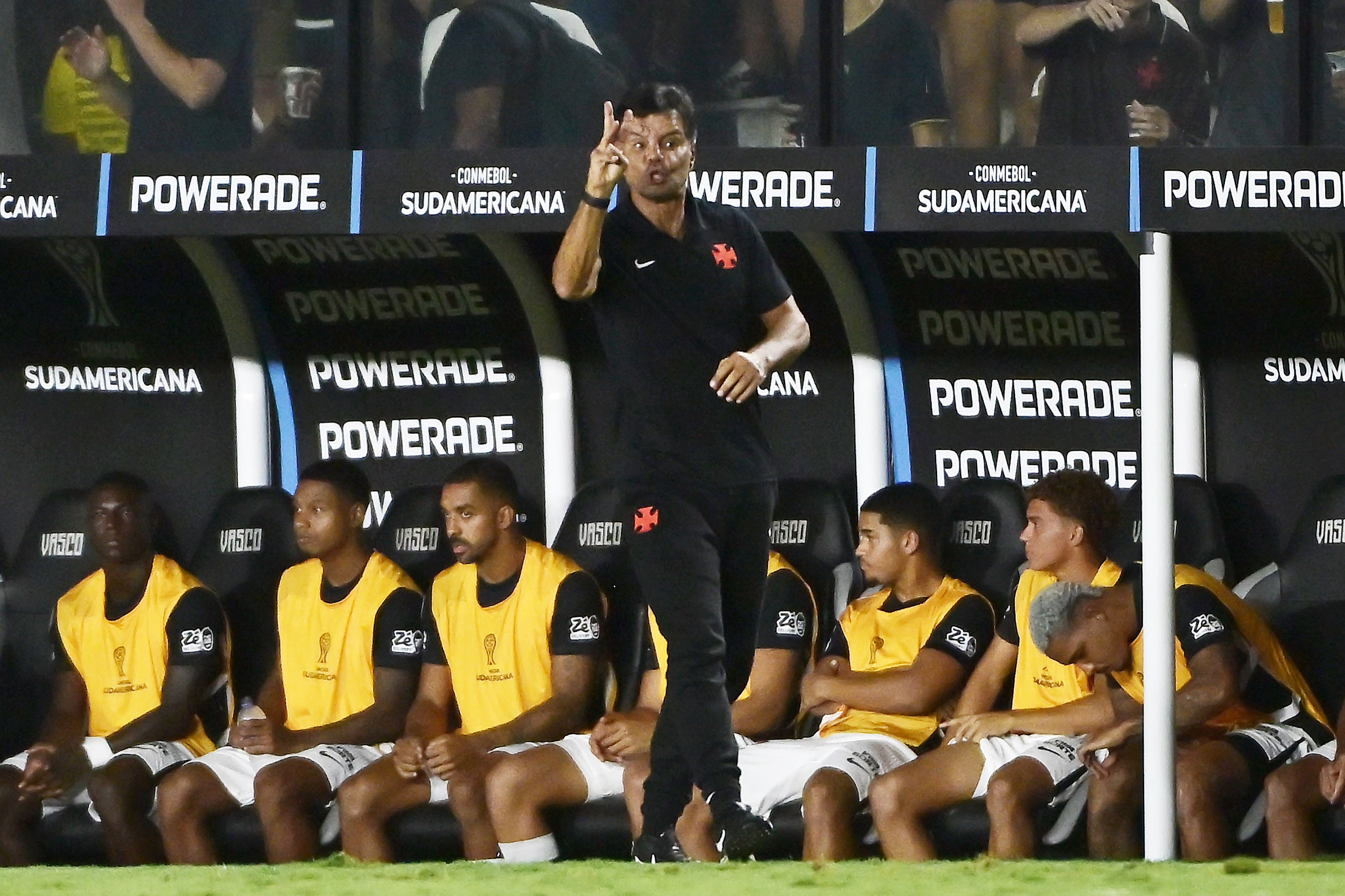Rojas é uma Peça-Chave no Vasco: Assistente Técnico Confirma Evolução do Meia Colombianos
