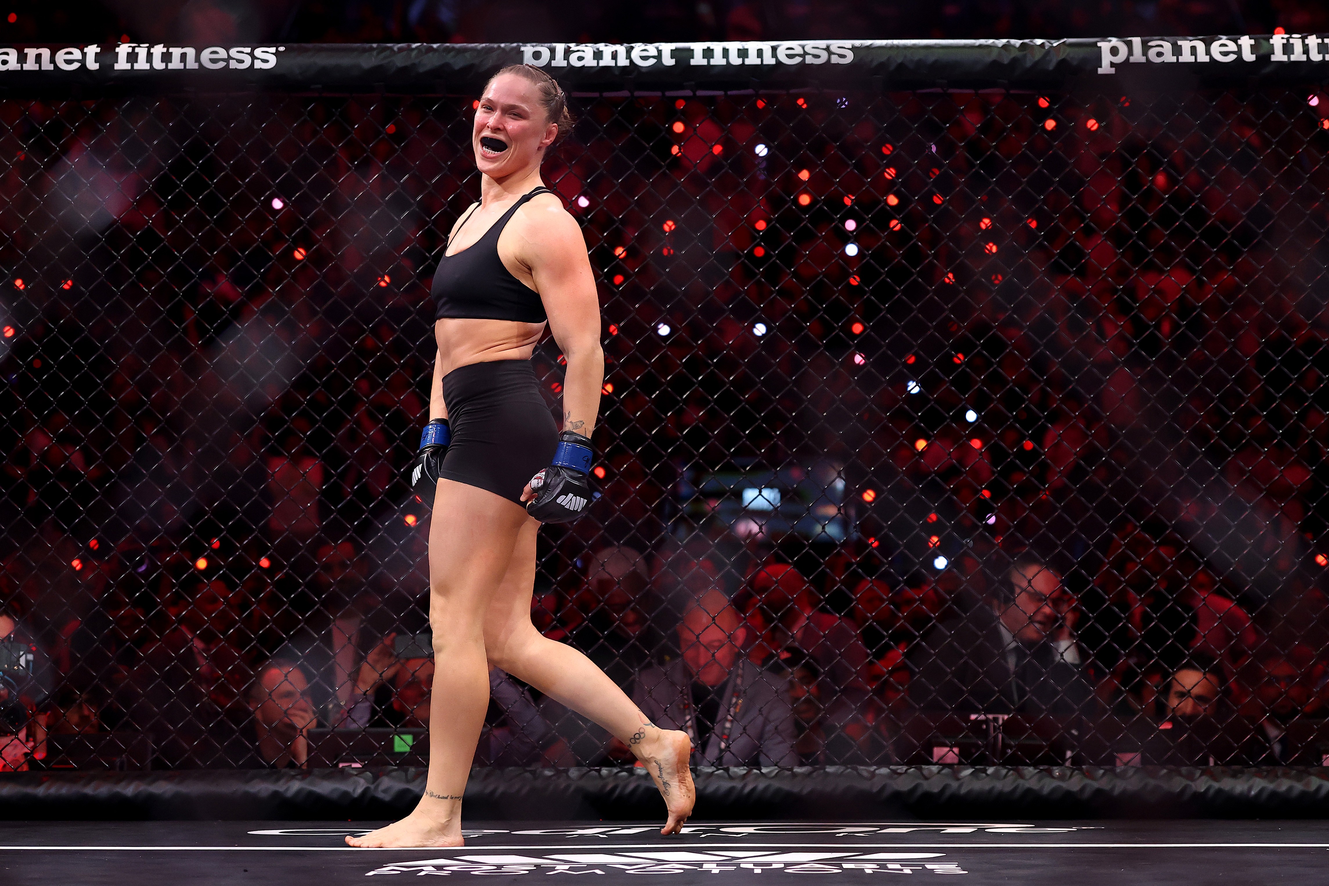 Ronda Rousey faz vitória rápida em Carano e mantém seu topo no MMA