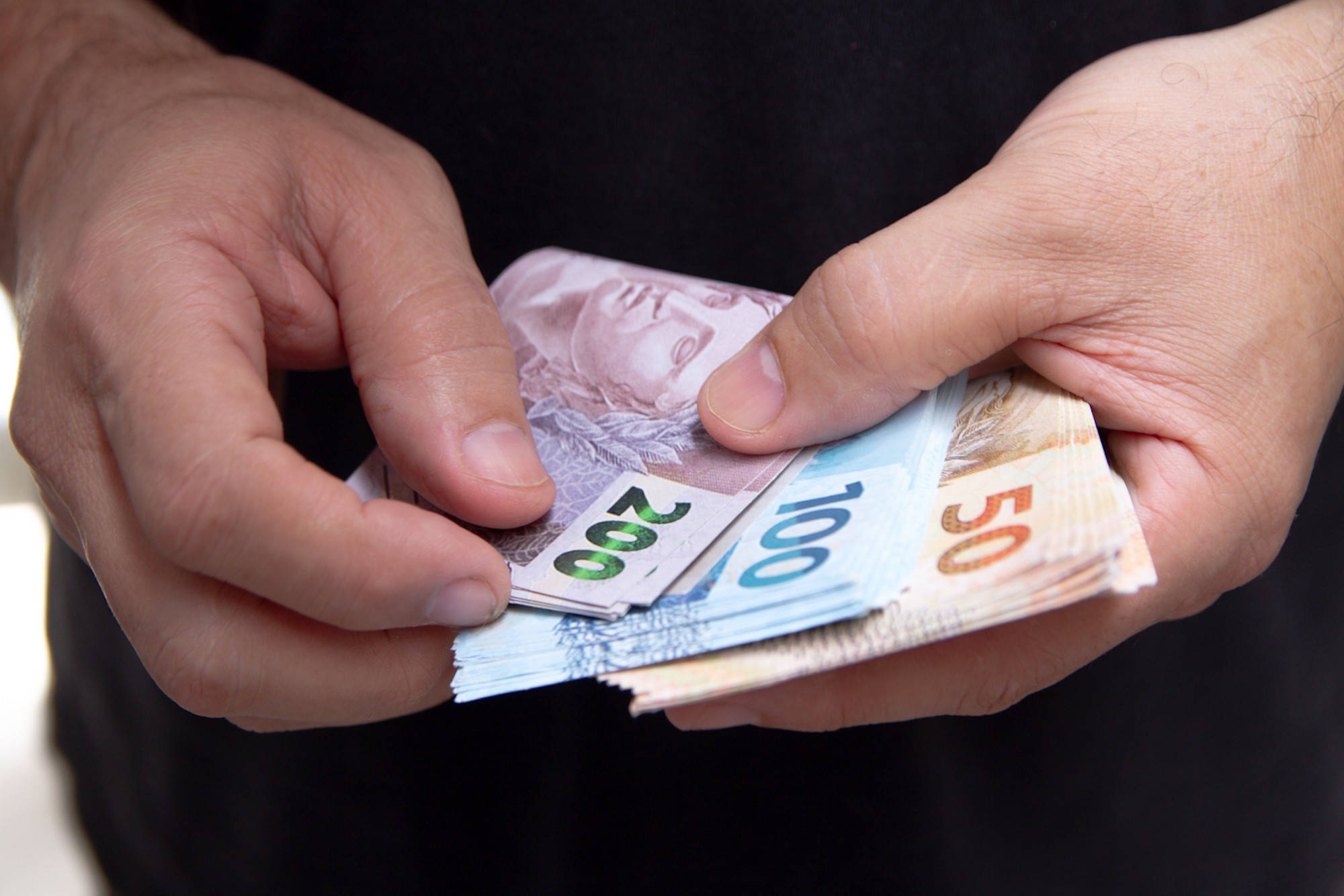 Salário mínimo de R$ 1.621 começa a valer nesta quinta; veja o que muda e com...