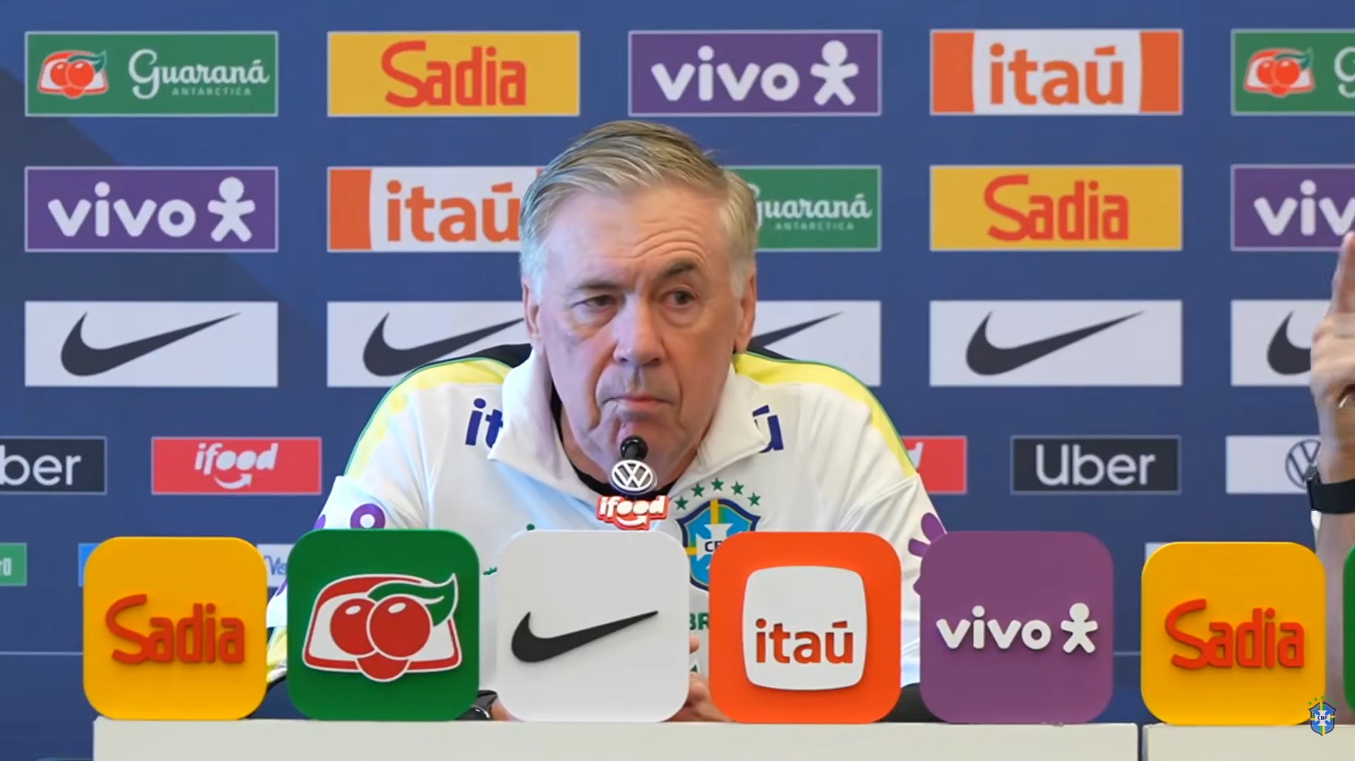 Seleção Brasileira: Ancelotti Escolhe Léo Pereira, Mas Deixa Dúvida com Ibañez e Bremer