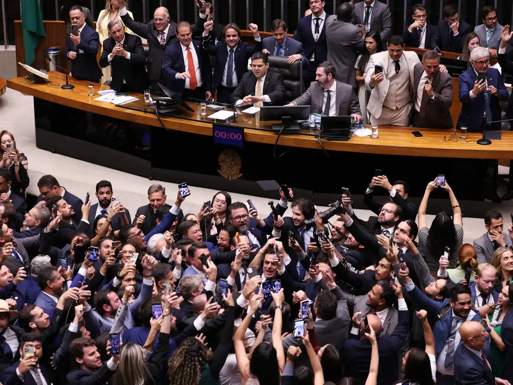 Senado comemora redução de pena para crimes contra a democracia no Brasil