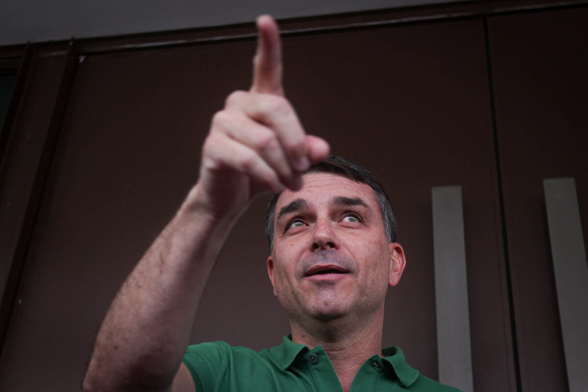 Senado custeou viagem de pré-campanha de Flávio em São Paulo