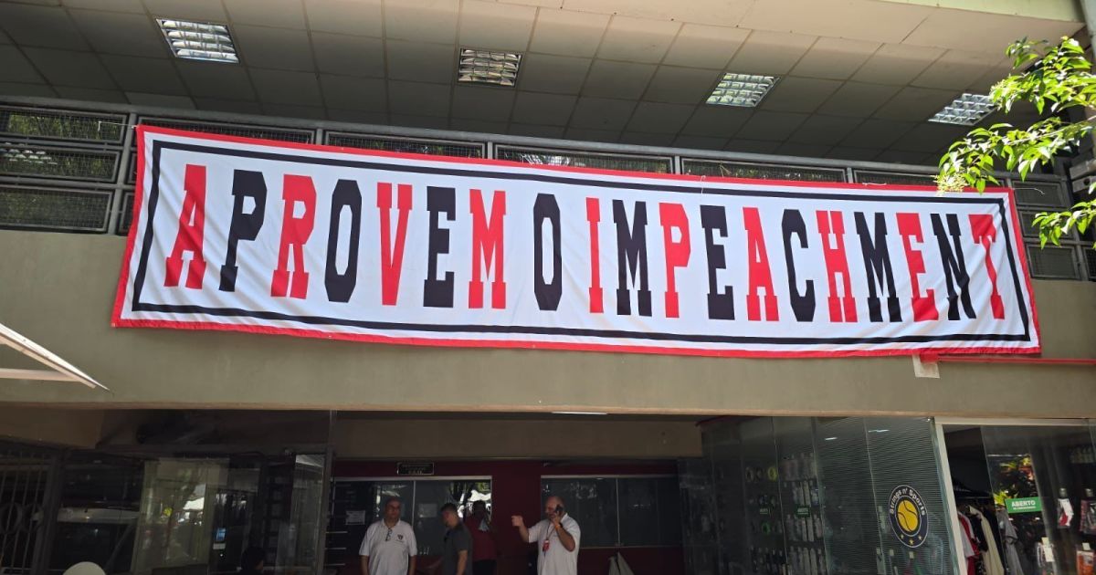 Sócios do São Paulo pedem impeachment de Casares em protesto
