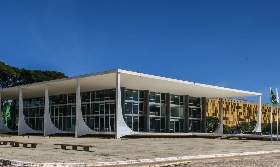 STF Julga Suspensão dos Penduricalhos: Uma Batalha Contra os Supersalários no Brasil