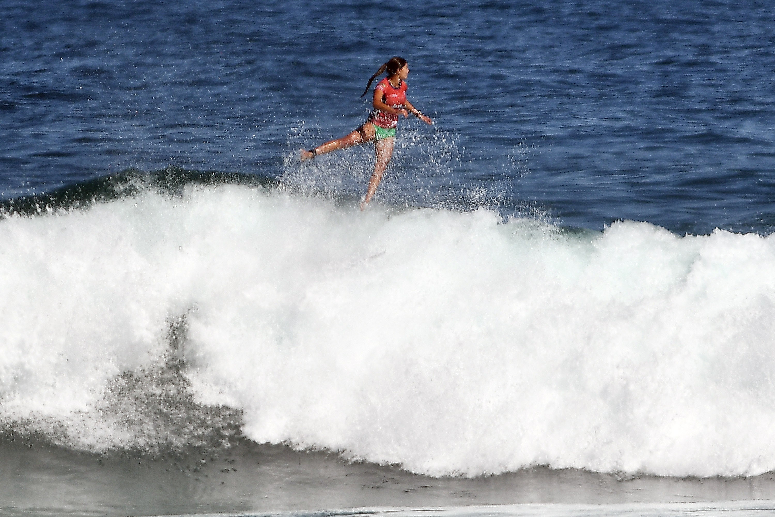Surfe: Luana Silva Vence Tyler Wright e Avança às Quartas em Bells Beach